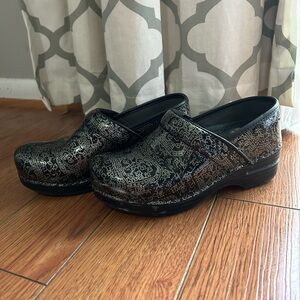 Dansko Nurses Clogs Black And Silver Scribbles Sz36/6Color: Black/Silver|Size: 6